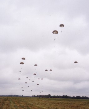 Saut parachute militaire